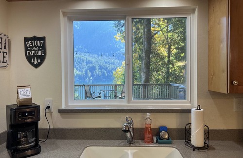 Port Angeles House | “The Lookout Lodge” Lake Sutherland house with private hot tub