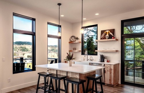 Hood River Condo | The Lookout - Luxury two bedroom condo in the iconic Horsefeathers building!