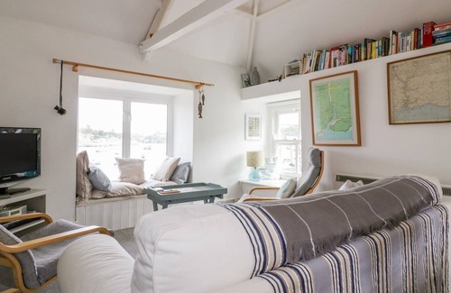 Polruan Cottage | THE LOOKOUT, pet friendly, country holiday cottage in Polruan