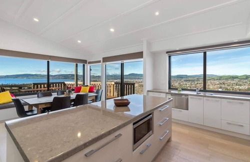 Rotorua House | The Lookout | Stunning Rotorua Views with Spa Pool
