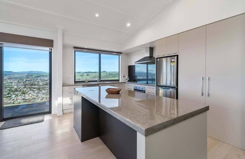Rotorua House | The Lookout | Stunning Rotorua Views with Spa Pool
