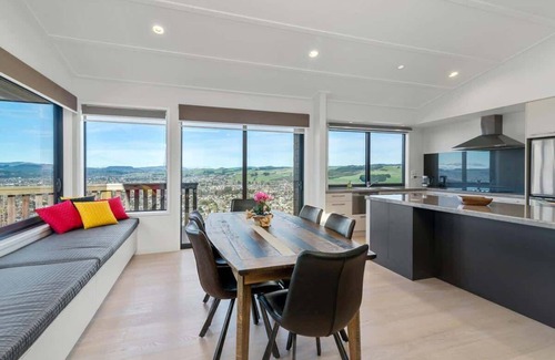 Rotorua House | The Lookout | Stunning Rotorua Views with Spa Pool