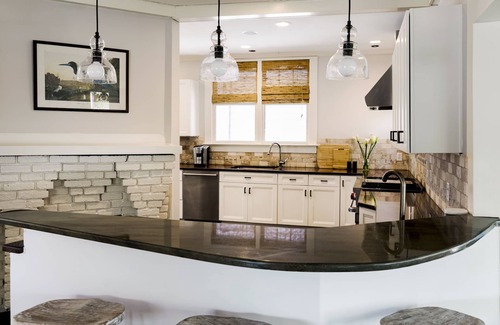 Downtown Charleston House | The Lord Ashley - Sleeps 8!