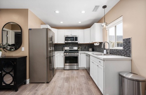 Paso Robles House | The Lounge (1/7 Hideaway Units)