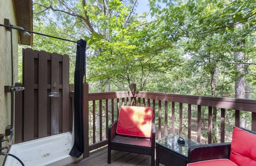 Eureka Springs Cottage | The Love Nest Treehouse with Jacuzzi