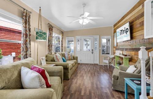 Upper Grand Lagoon House | The Love Shack (2/2)
