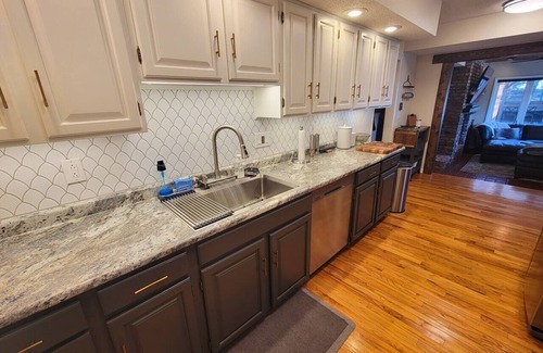 Windsor Heights House | The Love Shack: Spacious Family Getaway, 5 bed/3 bath, 10 Minutes from Downtown