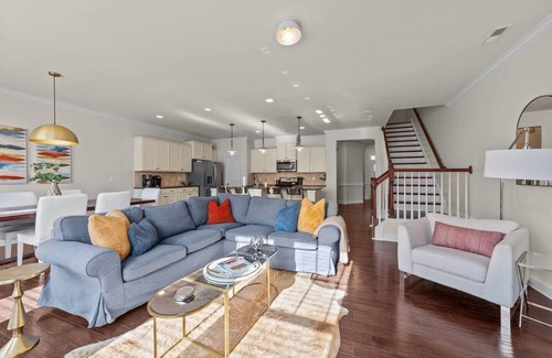 Southwest Raleigh House | The Lovely Golden Getaway, Come Stay at the Golden Getaway