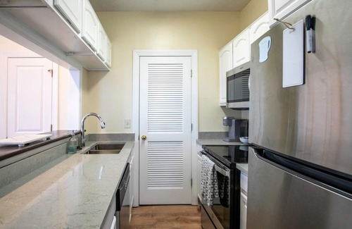 Oxford House | The Lummus, 2BR Cozy Triplex by Velvet Ditch Villas