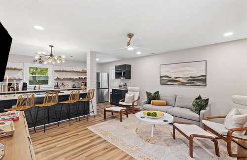 Open Gates House | The Luxe/Hot Tub/10 Min Keenland/12 Min Downtown/Fenced In Yard/Pet Friendly