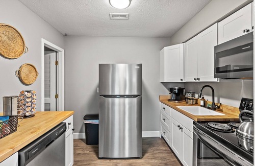 Harrodsburg Apartment | The Luxe/Hot Tub/On Bright Leaf Golf Course