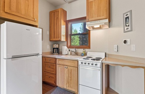 Gold Mountain House | The Luxe Lodge | Private Hot Tub | Golf | Views
