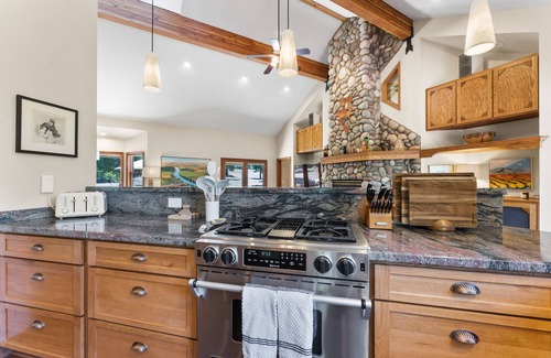 Gold Mountain House | The Luxe Lodge | Private Hot Tub | Golf | Views