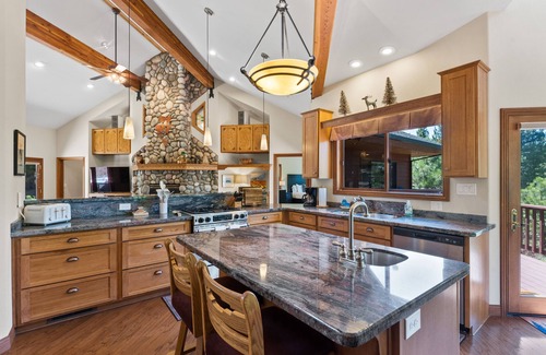 Gold Mountain House | The Luxe Lodge | Private Hot Tub | Golf | Views