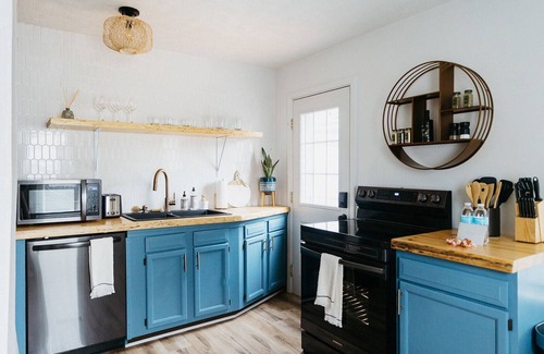 Skycrest House | "The Lynn" MODERN URBAN STAY w/Backyard