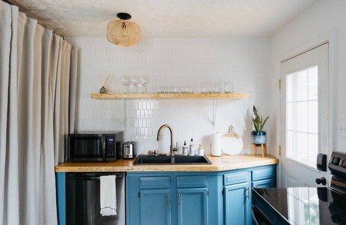 Skycrest House | "The Lynn" MODERN URBAN STAY w/Backyard
