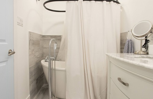 Town of Essex House | The Lypps Beach Bungalow - luxury rental on route to many wineries!