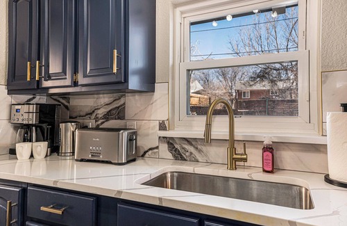 South Westminster House | The Lyric — Hot Tub - Firepit - Pet-friendly