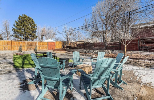 South Westminster House | The Lyric — Hot Tub - Firepit - Pet-friendly