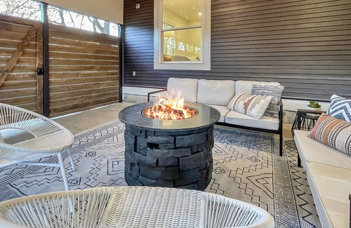 Baker City House | The Madison - Classic Downtown Home with Hot Tub