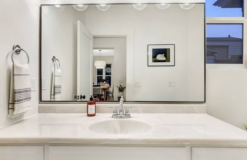Baker City House | The Madison - Classic Downtown Home with Hot Tub