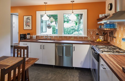Overlook House | The Madrona House!nFreshly renovated bungalow/detached studio/office space.