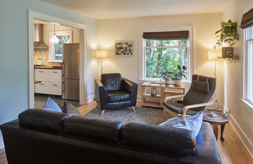Overlook House | The Madrona House!nFreshly renovated bungalow/detached studio/office space.