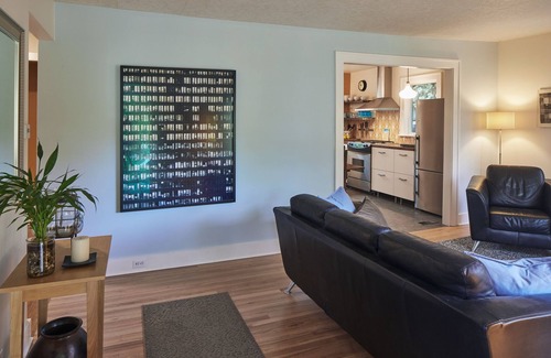 Overlook House | The Madrona House!nFreshly renovated bungalow/detached studio/office space.