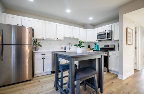 Oxford House | The Magnolia Grove, 2BR Chic by Velvet Ditch Villas