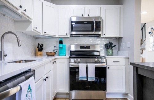 Oxford House | The Magnolia Grove, 2BR Chic by Velvet Ditch Villas