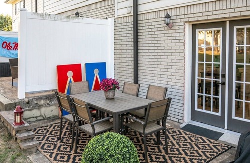 Oxford House | The Magnolia Grove, 2BR Chic by Velvet Ditch Villas