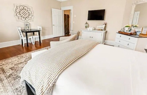 Winder House | The Mahogany Room a place to relax!