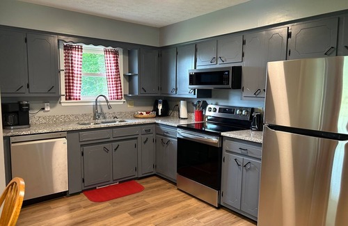 Brownsville House | The Mammoth Cave House, 3BR, 2 bath with 5 beds and VERY near Mammoth Cave