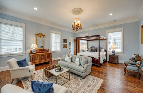 Nazareth House | The Manhattan Manor in Bardstown, Kentucky is minutes from the Bourbon Trail.