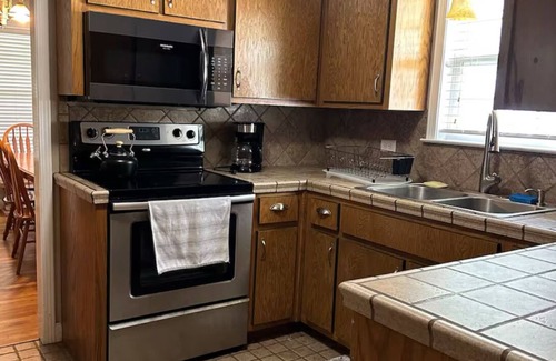 Oneonta House | The Manor - Charming 3-bedroom house in lovely Oneonta with WiFi, AC