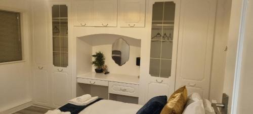 Tokyngton House | The Manor Guest House in Wembley