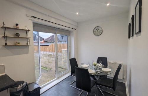 Tokyngton House | The Manor Guest House in Wembley