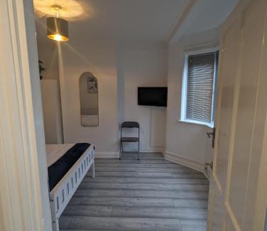 Tokyngton House | The Manor Guest House in Wembley