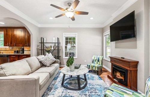 East Side House | The Manor l 5-Bedrooms A Location Sleeps 12