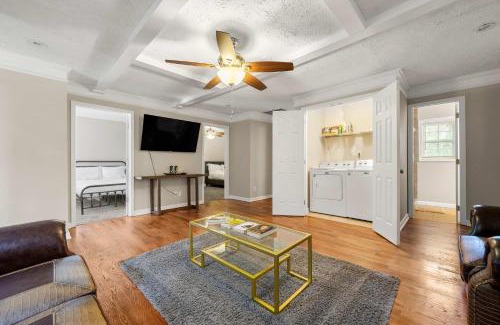 East Side House | The Manor l 5-Bedrooms A Location Sleeps 12