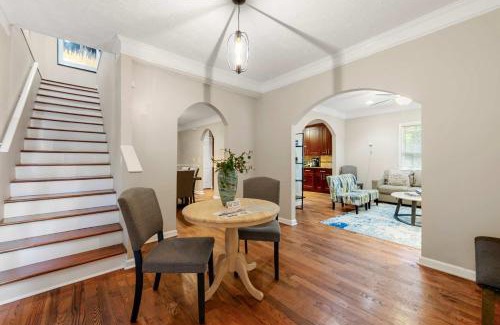 East Side House | The Manor l 5-Bedrooms A Location Sleeps 12