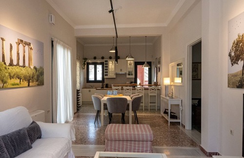 Kalamata House | The Mansion