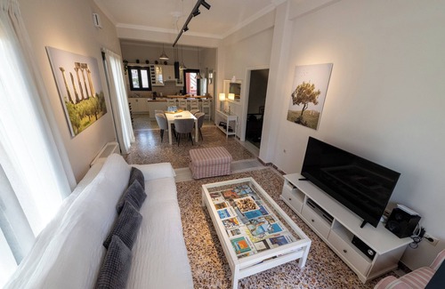 Kalamata House | The Mansion