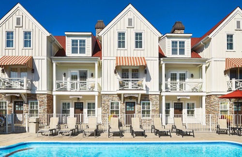 Holland House | "The Marblehead" Luxury Townhome, Pool, Hot Tub, Golf Membership, Near Lake and Beaches
