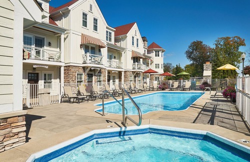 Holland House | "The Marblehead" Luxury Townhome, Pool, Hot Tub, Golf Membership, Near Lake and Beaches