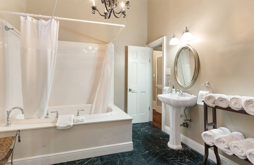 Treme Hotel | The Marsalis Deluxe Guesthouse