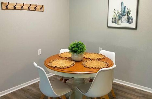 Hamilton Apartment | The Mary Lou - 2 Bedroom Apt in Quilt Town, USA