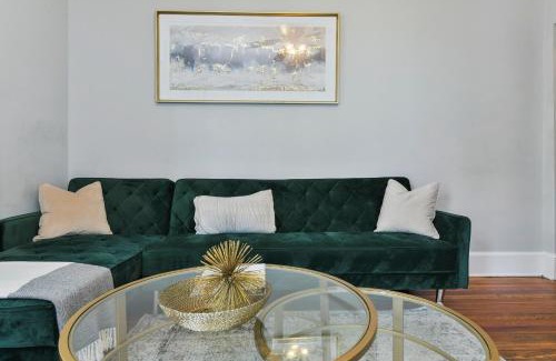 Chelsea Apartment | The Maverick - Luxurious Apartment - Free Parking - 2 Miles From Boston Logan Airport