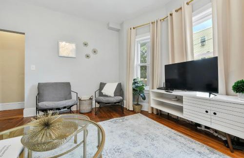 Chelsea Apartment | The Maverick - Luxurious Apartment - Free Parking - 2 Miles From Boston Logan Airport