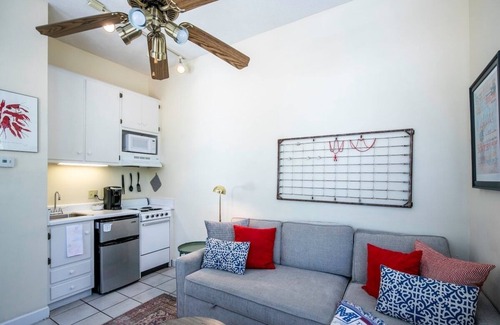 Oxford House | The Maxwell, 1BR CozyTriplex by Velvet Ditch Villas